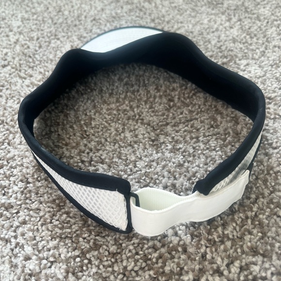 Nike White and Black Sports Visor - Picture 2 of 4